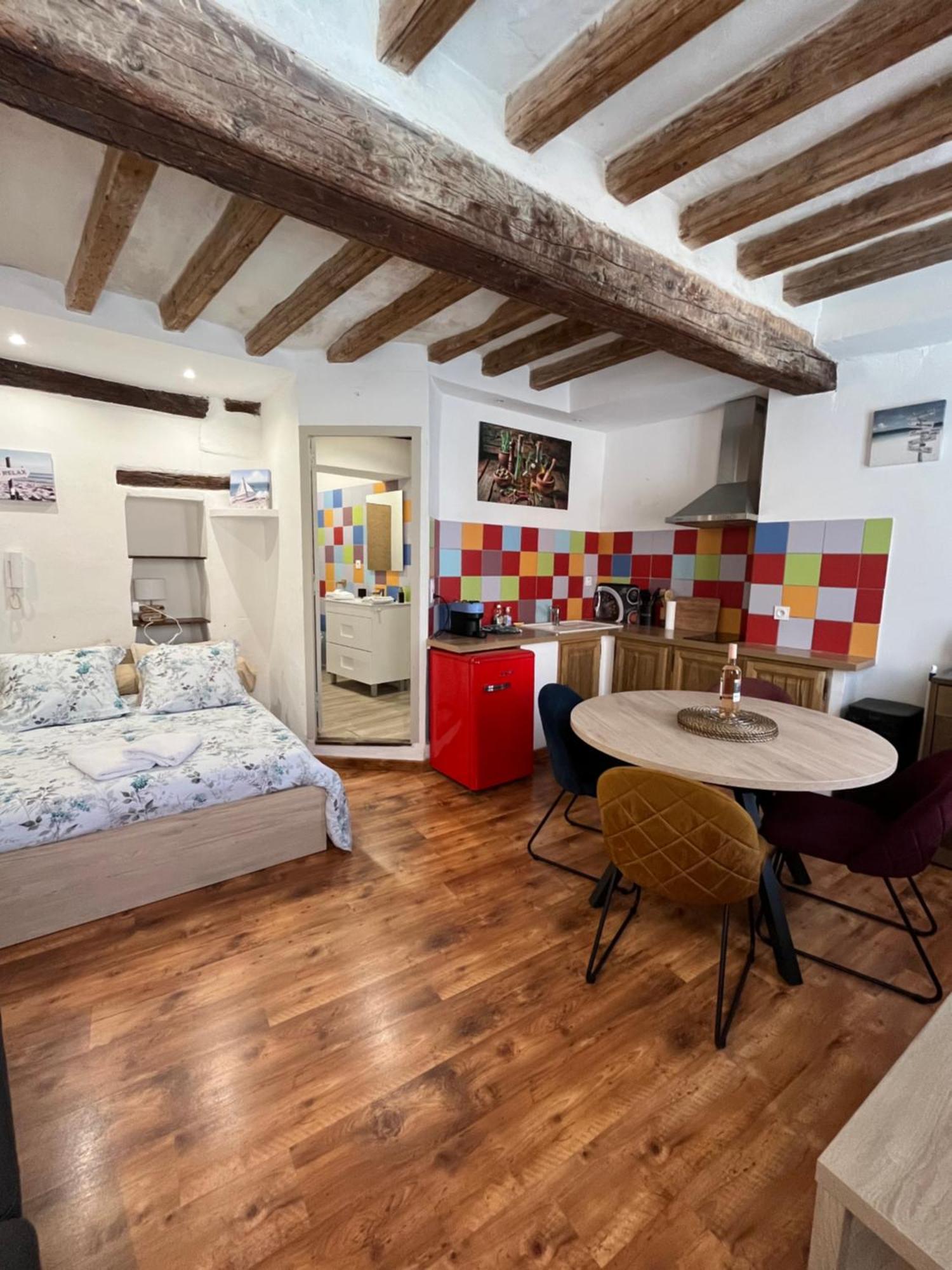 Logement Studio Avec Vue Sur Le Centre Historique L'Isle-sur-la-Sorgue Bagian luar foto